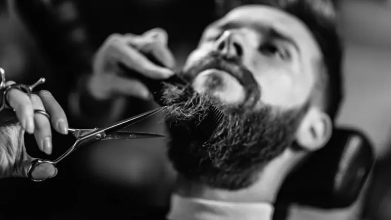 Taille barbe aux ciseaux
